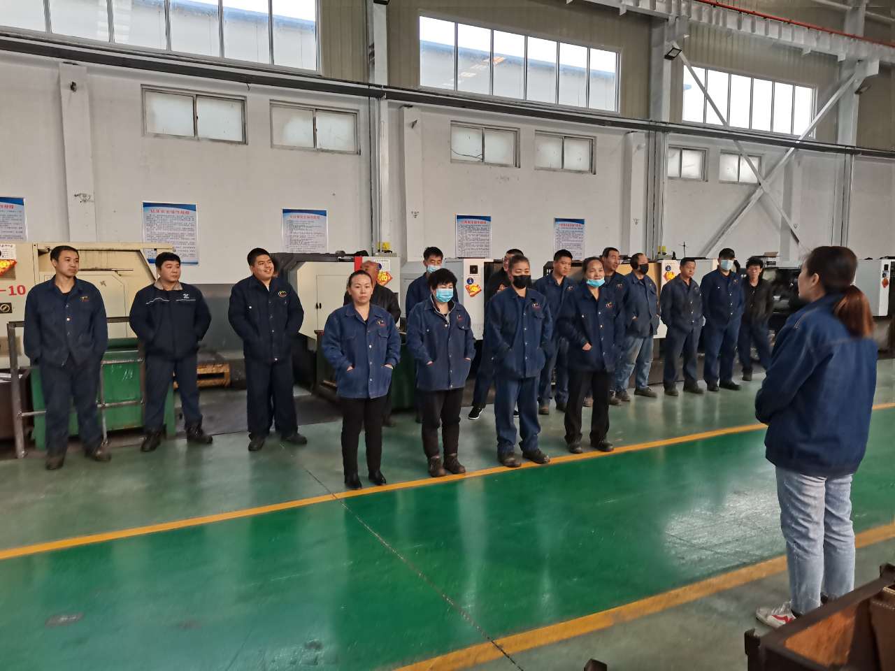 公司召開(kāi)2022年安全生產(chǎn)工作會(huì)議-03月11日上午，公司召開(kāi)2022年安全生產(chǎn)工作會(huì)議，總結(jié)2021年安全生產(chǎn)工作，部署2022年安全生產(chǎn)重點(diǎn)任務(wù)。公司各級(jí)領(lǐng)導(dǎo)班子、各部室及負(fù)責(zé)人、安全總監(jiān)及安全員等參加會(huì)議,會(huì)議由公司經(jīng)理張世立主持。 會(huì)上，公司安全總監(jiān)袁振水作《2022年安全生產(chǎn)工作報(bào)告》。總結(jié)了2021年的安全管理總體工作，分析了2022年安全管理所面臨的形勢(shì)，提出了公司2022年安全生產(chǎn)工作總體思路和重點(diǎn)工作。從十個(gè)方面進(jìn)行了工作部署◆ 持續(xù)提升安全生產(chǎn)思想認(rèn)識(shí)，進(jìn)一步樹(shù)牢安全發(fā)展理念。◆ 突出主體責(zé)任落實(shí)，抓好三年行...